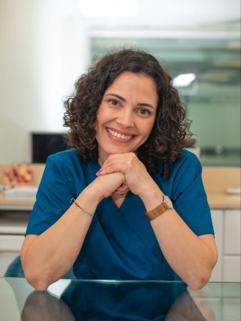 🦂🎂 Soy Escorpio, y lo mío siempre ha sido transformar.
Hoy cumplo años y pienso en todo lo que ha cambiado, dentro y fuera de mí.
Quizá por eso me apasiona tanto la medicina capilar: porque también trata de renacer, de ver cómo alguien que llega preocupado, inseguro o cansado de esconder su pelo, poco a poco vuelve a reconocerse frente al espejo.
Cada historia que pasa por mi consulta me recuerda que el cambio no ocurre de un día para otro: requiere constancia, cuidado, paciencia y creer que se puede volver a florecer.
Y eso, en el fondo, es lo que me mueve también a mí. Porque cada vez que un paciente recupera su confianza, yo también me transformo un poco.
Hoy celebro otro año, con el corazón lleno y las raíces más firmes que nunca.
Gracias a quienes me acompañáis en este camino —mis pacientes, mi familia y todo el equipo que hace posible que lo que hago tenga sentido.
💫 Mi deseo este año es sencillo: seguir transformando y dejar que la vida me transforme a mí también. Que nunca falten salud, propósito y nuevas formas de volver a empezar.