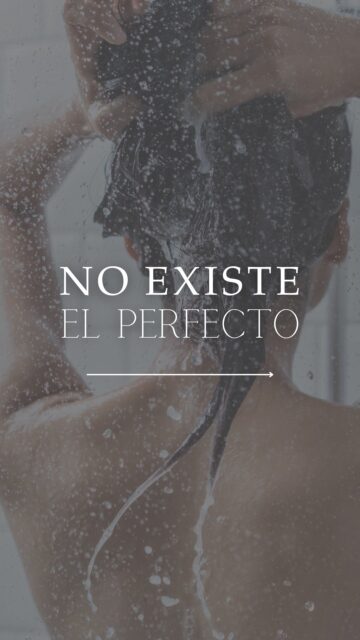 El secreto está en combinar. 🧴💆🏻
Tu cuero cabelludo y tu fibra capilar tienen necesidades distintas, así que lo ideal es tener dos champús:
✅ Uno más tratante o purificante, pensado para el cuero cabelludo.
Ayuda a eliminar grasa, restos de producto, caspa o picor.
Es el que “limpia de verdad” y mantiene el folículo libre para que el pelo respire y crezca fuerte.
✅ Otro más suave, nutritivo o reparador, enfocado a la fibra capilar.
Aporta hidratación, brillo y elasticidad al largo del cabello, especialmente si lo tienes teñido, con mechas o dañado.
💡 Cómo combinarlos:
-Si tienes cuero cabelludo graso, alterna: un día el champú más lavador y otro día el nutritivo.
-Si tu cuero cabelludo es normal o mixto, usa el lavador 2 veces por semana y el suave el resto.
-Si lo tienes muy seco o sensible, prioriza el champú suave y usa el de limpieza profunda solo cada 7–10 días.
El champú lavador puede contener sulfatos suaves (como sodium coco-sulfate), mientras que el reparador o nutritivo suele ser libre de sulfatos y enriquecido con aceites, proteínas o ceramidas.
📝 En resumen:
No se trata de tener mil productos, sino de entender qué necesita tu cuero cabelludo y tu pelo. Usar dos champús es una forma sencilla y eficaz de cuidar ambas partes sin sobrecargar ninguna.
👉 Y si estás un poco perdid@ entre etiquetas, ingredientes o tipos de champú, ven a consulta.
Hacemos un estudio tricológico para analizar tu cuero cabelludo y el estado de tu cabello, y te ayudamos a elegir los activos y productos más adecuados para ti —incluido tu champú ideal.
📍 Consulta capilar en Lanzarote y Las Palmas de Gran Canaria
📞 680 73 14 53 (Lanzarote)
📞 696 38 27 55 (Las Palmas de Gran Canaria)
💬 Cuéntame en comentarios: ¿usas un solo champú o combinas varios? 🧴