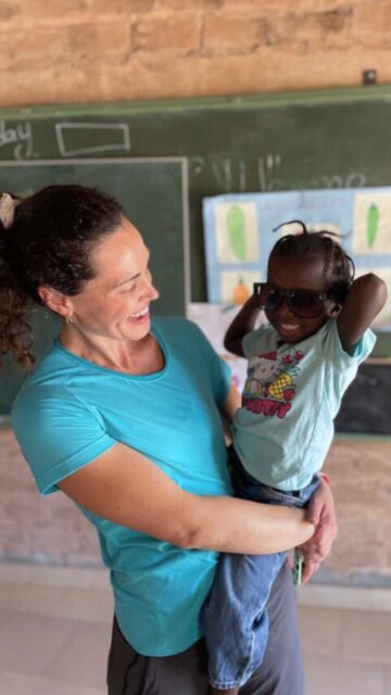 🌍 Hace unas semanas tuve la oportunidad de viajar a Gambia, en África, y colaborar en un voluntariado con @haritgambia . En esta asociación tiene una casa donde viven 40 niñ@s de diferentes edades y están en medio de un proyecto construyendo una escuela.
No fui como médico, fui como voluntaria para vivir con ellos,ver cómo es su día a día, desde que se preparan para ir a colegio, lavan su ropa,comen y sobre todo para jugar a multitud de cosas como fútbol, comba, guerra de globos, pintacaras,cartas…..
Y aún así, cada sonrisa, cada historia y cada momento allí me recordaron por qué elegí dedicarme a cuidar.
Muchas veces vivimos tan inmersos en nuestra rutina, nuestras consultas, nuestros objetivos, que olvidamos lo que nos movía al principio: ayudar, acompañar, aliviar.
Volver a ver otras realidades, tan diferentes, me reconectó con esa parte más esencial de la vocación: la de estar al servicio, sin etiquetas ni batas.
💫 No sé si ellos aprendieron más de mí o yo de ellos.
Pero sí sé que regresé con una mirada distinta, con más gratitud y con la certeza de que ayudar también te transforma.
Muchas gracias a todos los que compartieron esta experiencia conmigo. Cristina, gracias invitarme a esta aventura ,Yohan gracias por eso videos donde eres capaz de captar “mi mirada”, Víctor, el pacificador y traductor del grupo, y Jessi, “la princes” que tanto me hiciste reír y gracias a esta asociación por permitirme vivir está experiencia única, creo que todos deberíamos de hacer algo así una vez en la vida.