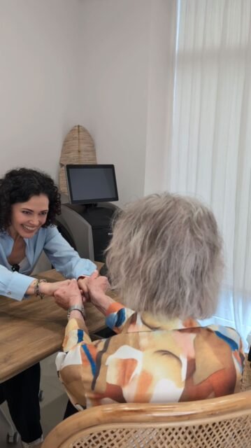 💬 “Ahora puedo llevar el pelo suelto.”
Gracias a mi paciente por compartir su testimonio 🤍Porque detrás de esta frase hay más de un año de compromiso y constancia, dentro y fuera de consulta.

Cuando llegó presentaba una pérdida de densidad capilar generalizada, condicionada también por su patología previa.
Desde entonces hemos trabajado de forma continuada combinando:
✔️ Tratamiento vía oral 
✔️ Tratamiento en consulta :
6 sesiones de bioestimulación con plasma rico en plaquetas (PRP).
1 sesión de mesoterapia con vitaminas.

Todo este proceso se ha realizado en @macaron.nesoi en  Las Palmas de Gran Canaria.

💬 Si estás en un proceso parecido, te espero en consulta.
Recordar que en Las Palmas de Gran Canaria, pasó consulta una o dos veces al mes .
Seguimos 🤍
📞 696 38 27 55