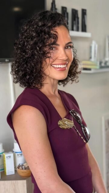 ¿Cortarse el pelo hace que crezca más rápido? 👀✂️
Spoiler: no, pero sí puede ayudarte a que se vea mejor si eliminas puntas abiertas y reduces rotura.

Gracias por ayudarme por historias, a decidir el corte para empezar el año con energía 💛

Mi sitio de confianza en Lanzarote: @initiumhair (con Joseba, que entiende el rizo de verdad).

¿Queréis que haga pronto un “cuidado  versión salón” (productos + difusores + trucos anti-frizz)?
Dejadme vuestras dudas en comentarios y lo preparo 👇✨