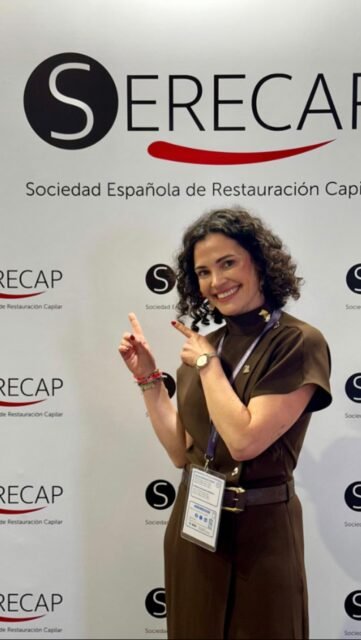 Vuelvo de @congresoseme y @serecap_org con muchísimos aprendizajes y actualizaciones que marcan la diferencia en consulta. 🤍
Lo que más me llevo este año:
🔍 Tricoscopia (repaso clave para afinar diagnósticos)
🩻 Ecografía aplicada al cuero cabelludo (súper útil en el día a día)
🤖 IA para cuantificar folículos y objetivar la evolución
🧍♀️🧍♂️ Y sí: también hablamos de ergonomía, porque cuidarnos nosotros también importa.
Tengo mini-entrevistas con algunos de los médicos capilares más influyentes de España.Dejadme “PARTE 2” en comentarios y la subo pronto 👇
#seme2026