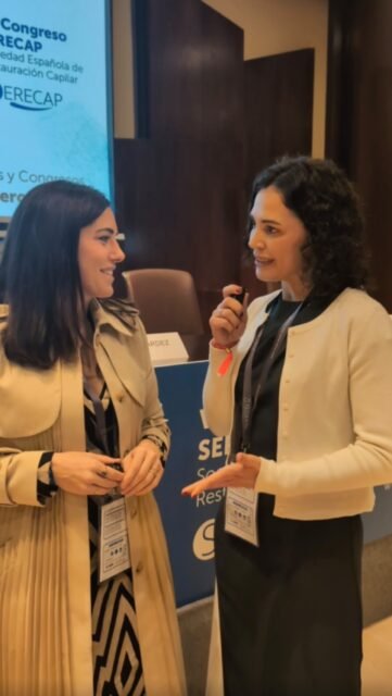 En el último @serecap_org aproveché preguntar y escuchar a otros médicos cómo abordan ciertos casos en su práctica diaria.

Porque aunque cada paciente es único, siempre es interesante ver cómo compañeros con tanta experiencia piensan, deciden y trabajan en consulta.

Gracias por compartir vuestro tiempo y conocimiento:
✨ @drabernardez.derma 
✨ @dr_morancapestetic 
✨ @dra.hannanopark 

Siempre se aprende escuchando a buenos colegas.

💬 Y ahora te pregunto a ti:
si tuvieras delante a varios médicos especialistas… ¿qué te gustaría preguntarles?

Os leo en comentarios