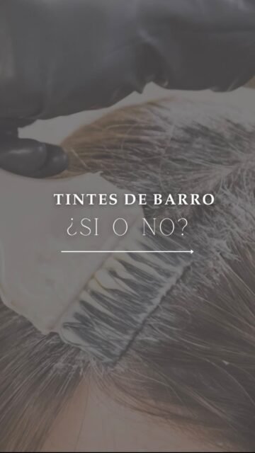 🤎 ¿Barro para teñirte el pelo… sí o no?
Cada vez más personas buscan alternativas más naturales para cubrir canas o teñirse el pelo sin recurrir siempre al tinte químico 👀
Los tintes de barro pueden ser una buena opción en algunos casos porque suelen respetar más la fibra capilar y el cuero cabelludo ✨ Pero ojo: que algo sea “natural” no significa que sea inocuo ni que sea lo ideal para todo el mundo.
Si tienes caída capilar, alopecia, dermatitis o un cuero cabelludo sensible, primero hay que valorar qué está pasando 🧠 Porque a veces el problema no es el tinte… sino el estado del folículo y de la piel.
👩🏻⚕️ Dra. Vanessa Márquez
Medicina capilar · Alopecia · Salud del cuero cabelludo
📍 Lanzarote: 680 73 14 53
📍 Las Palmas de Gran Canaria: 696 38 27 55
💬 ¿Tú sabías que existían los tintes de barro? ¿Los probarías?
