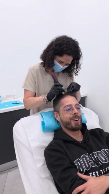💬 “He dejado de pensar en mi pelo todo el tiempo.” Y para mí, eso también es un resultado.

La alopecia androgenética y la pérdida de densidad capilar pueden afectar mucho más que al cabello. A veces, lo que más cambia no es solo lo que vemos en el espejo, sino cómo nos sentimos en nuestro día a día.

🧠 Después de un año de tratamiento y seguimiento, este paciente no solo ha recuperado pelo, también confianza.
🤍 Gracias por compartir tu experiencia y por confiar en mí durante todo este proceso.

👩🏻‍⚕️ Dra. Vanessa Márquez
 Medicina capilar · Alopecia · Caída del cabello
 📍 Lanzarote: 680 73 14 53
 📍 Las Palmas de Gran Canaria: 696 38 27 55

#AlopeciaAndrogenetica #MedicinaCapilar #CaidaDelCabello #AlopeciaMasculina #Tricologia