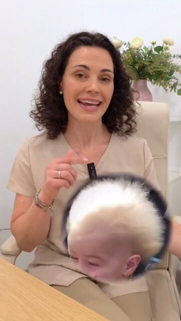 😮 ¿Cabello que no se puede peinar? Sí, existe.
Se llama síndrome del cabello impeinable y es una condición genética rara en la que el pelo crece con una forma especial: se levanta, parece electrizado y cuesta mucho peinarlo hacia abajo.
Suele aparecer en la infancia y, en la mayoría de los casos, es benigno y mejora con el tiempo ✨
La clave no es “domarlo”, sino cuidarlo bien: rutina suave, evitar tirones, calor excesivo y productos agresivos.
👩🏻⚕️ Si ves algo parecido o hay otras señales como uñas frágiles, problemas dentales o de crecimiento, lo ideal es valorarlo con un especialista.
📍 Dra. Vanessa Márquez
Medicina capilar · Tricología · Salud del cuero cabelludo
Lanzarote: 680 73 14 53
Las Palmas de Gran Canaria: 696 38 27 55
💬 ¿Qué otro caso raro de pelo te gustaría que comentara?
#MedicinaCapilar #Tricología #SaludCapilar #CueroCabelludo #CabelloImpeinable