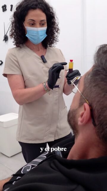 🩸 La bioestimulación con tu propio plasma es uno de los tratamientos que más utilizo en mis protocolos capilares.

Consiste en obtener una pequeña muestra de sangre, concentrar los factores de crecimiento y aplicarlos directamente en el cuero cabelludo.

✨ ¿Por qué la utilizo? Porque ayuda a crear un entorno más favorable para el folículo, favoreciendo la regeneración y estimulando el crecimiento del cabello cuando todavía existe capacidad de respuesta.

Eso sí, no suele ser un tratamiento aislado. Habitualmente lo combino con el tratamiento oral, cuando está indicado, y con otros procedimientos en consulta para actuar sobre la causa de la caída y potenciar los resultados.

💚 Gracias a mi paciente por confiar en mí y permitirme compartir una parte de su tratamiento.

👩🏻‍⚕️ Como especialista en medicina capilar, mi objetivo es diseñar un tratamiento personalizado para cada paciente, combinando las herramientas que realmente pueden aportar beneficio en su caso.

📍 Lanzarote: 680 73 14 53
 📍 Las Palmas de Gran Canaria: 696 38 27 55
📲 Reserva tu valoración desde el enlace de la bio o por WhatsApp

#PRPcapilar #MedicinaCapilar #BioestimulaciónCapilar #Alopecia #tricologialanzarote