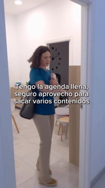 Ser médico y estar en redes tiene una contradicción curiosa: cuanto más llena está la consulta, menos tiempo tienes para enseñar lo que ocurre dentro. 😅

Y creo que merece la pena intentarlo.

👩🏻‍⚕️ Porque entre tanta información sobre medicina estética y salud capilar, prefiero que también haya médicos enseñando casos reales, evoluciones y explicando qué podemos esperar de un tratamiento… y qué no.

Así que gracias a mis pacientes por mantener mi agenda llena 🤍 y también por permitirme, muchas veces, compartir parte de sus procesos para que otros puedan aprender.

¿Creéis que los médicos deberíamos divulgar más en redes? Os leo. 👇

#MedicinaCapilar #MedicinaEstetica #SaludCapilar #Lanzarote #LasPalmasDeGranCanaria