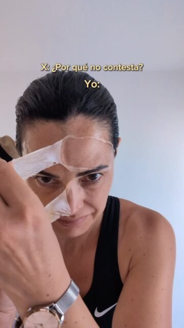 Cuando no estoy en consulta… probablemente estoy haciendo diez cosas a la vez. 😂🧹🧖🏻‍♀️

Hoy, después del gimnasio, aproveché para probar Genomask de @genovedermatologics 🤍 Una de esas muestras que tengo la suerte de recibir de los laboratorios y que me permiten probar cosas nuevas antes de recomendarlas.

Me gustó porque es apta para todo tipo de pieles y combina vitamina C 🍊, con acción antioxidante y efecto iluminador, y ácido hialurónico 💧 para aportar hidratación.

Y un plus: es peel-off. ✨ Después de 20-30 minutos la retiras como una película —sí, ese momento de “despegarte la cara” 😂—, ayudando además a eliminar impurezas superficiales y dejando un efecto flash inmediato. Perfecta para esos días de piel apagada, cara de cansancio o cuando tienes un evento y necesitas un poquito de “buena cara”. ✨

👩🏻‍⚕️🧴 Creo que me está gustando esto de probar productos y contaros qué me parecen. ¿Seguimos?

#CuidadoDeLaPiel #MedicinaEstetica #Skincare #VitaminaC #AcidoHialuronico