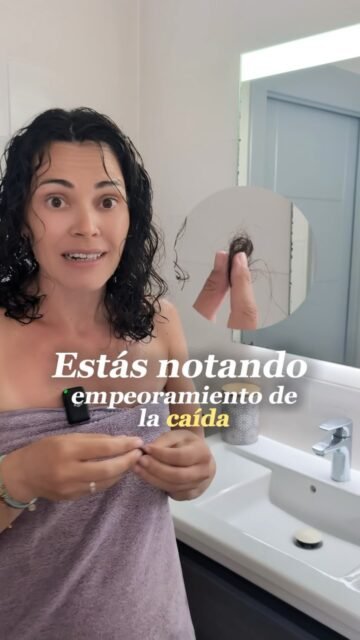 ¿Notas que se te cae más el pelo ahora que ha empezado el otoño? 🍂👀

No siempre significa que exista un problema. En esta época podemos notar un aumento de la caída del cabello relacionado con el recambio estacional y, en algunos casos, con un efluvio telógeno.

👩🏻‍⚕️ ¿Qué voy a cuidar especialmente estas semanas?
🥗 Volver a una alimentación equilibrada
 😴 Dormir 7-8 horas
 ✂️ Cortar las puntas si están muy dañadas
 🫧 Lavar el pelo siempre que lo necesite: lavarlo no hace que se caiga más
 🩸 Revisar analítica si hace tiempo que no la hago
Y algo importante: que la caída pueda ser estacional no significa que tengamos que ignorarla. No hay que preocuparse de entrada, pero sí ocuparse. 🤍

Si la caída es muy intensa, aparecen zonas con menor densidad o continúa con el paso de las semanas, conviene valorar si realmente estamos ante una caída estacional o existe otra causa detrás.

📍 Lanzarote: 680 73 14 53
📍 Las Palmas de Gran Canaria: 696 38 27 55

#CaidaDelCabello #CaidaEstacional #EfluvioTelogeno #MedicinaCapilar #Alopecia